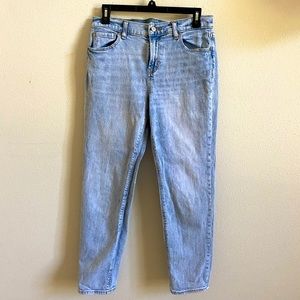 Boyfriend mid-rise jeans. Size 6. Old navy